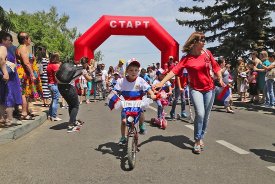В велопробеге участвуют самые юные жители города.
