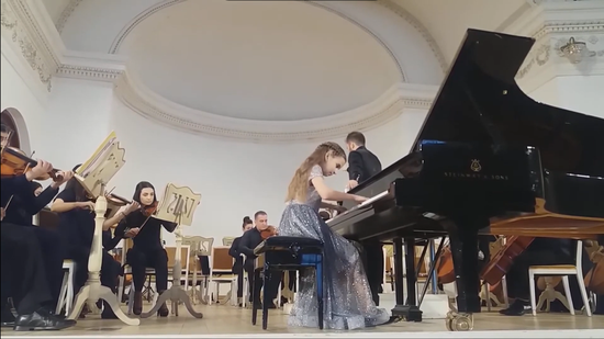 Солирует юная пианистка Анастасия Федченко.