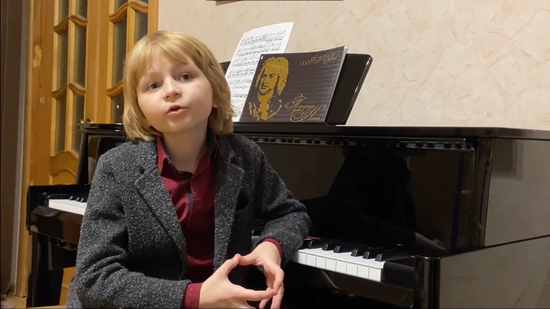 Юный пианист Елисей Мысин.