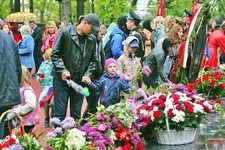День Победы начался с возложения цветов  к мемориалам и памятникам солдатам Великой Отечественной войны.