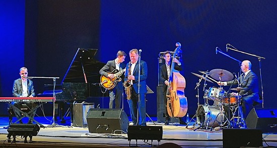 Джаз-квинтет Игоря Бутмана на сцене Ставропольского Дворца детского творчества.