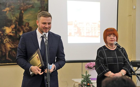 Денис Давыдов поздравил директора Зою Белую и коллектив музея от имени губернатора края.