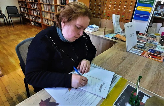 Алла Мельник подарила библиотеке свою книгу с автографом. Снимки предоставлены Ставропольской краевой библиотекой имени В.В. Маяковского