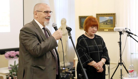 Зоя Белая принимает поздравления от председателя  городской Думы и постоянного посетителя музея Георгия Колягина.