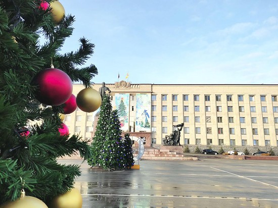 Главная площадь Ставрополя и без снега выглядит по-новогоднему.