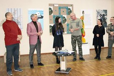 Дарья Кирина принимает поздравления от коллег по Союзу дизайнеров РФ  на открытии персональной выставки. 