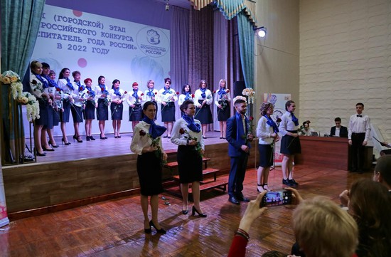 На сцене – участники конкурса «Воспитатель года  - 2022».