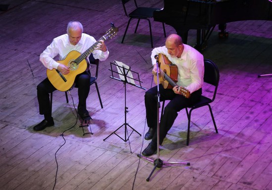 На сцене филармонии Андрей Василенко и Валерий Митрофаненко (ансамбль «Созвучие»).