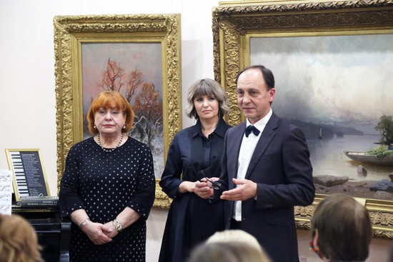 Зоя Белая, Зося Лавник и Юрий Резинько на торжественной церемонии передачи исторического рояля музею изобразительных искусств.