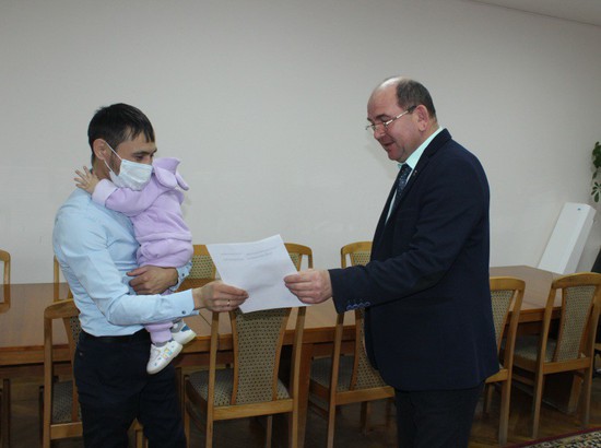 Геннадий Ефимов вручает свидетельство. Администрация Туркменского округа СК