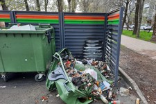 Сгоревший мусорный контейнер на улице Дзержинского Ставрополя