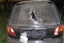 В Георгиевске мужчина разбил камнями машину знакомой