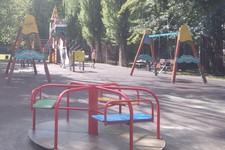Карусели на детской площадке в Ставрополе