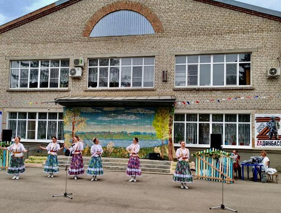 Песни и танцы. Администрация Кировского округа