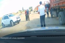 Водитель выпал из КамАЗа. Скриншот из видео ГИБДД ГУ МВД России по Ставропольскому краю