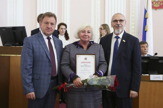Диплом глава города вручил Ларисе Зотовой. Пресс-служба администрации Ставрополя