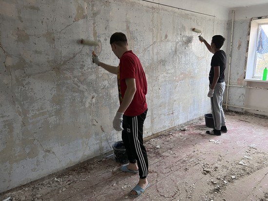 Студенты помогают делать ремонт. Пресс-служба Ставропольского регионального отделения партии «Единая Россия»