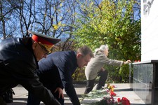 Возложение цветов. Пресс-служба администрации города Ставрополя