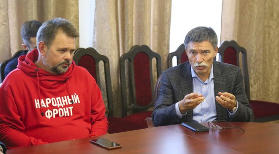 Дмитрий Судавцов (справа) и Алексей Гридчин  дают волонтерам главные рекомендации
