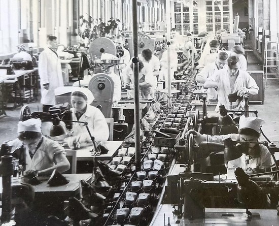 Пошивочный конвейер цеха детской и мужской обуви методом внутреннего формирования на обувной фабрике. 1960 год
