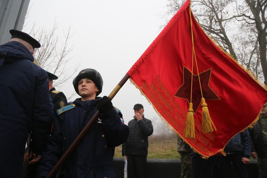 В руках кадета СПКУ – Знамя Ставропольского высшего военного авиационного училища