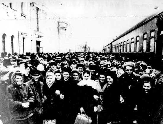Проводы отъезжающих на целинные земли на перроне железнодорожного вокзала Ставрополя. 1954 год