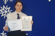 Екатерина Бендер с дипломом и сертификатом победителя. Администрация Арзгирского округа