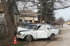 Наехавший на дерево автомобиль. СУ СКР по Ставропольскому краю в Предгорном округе