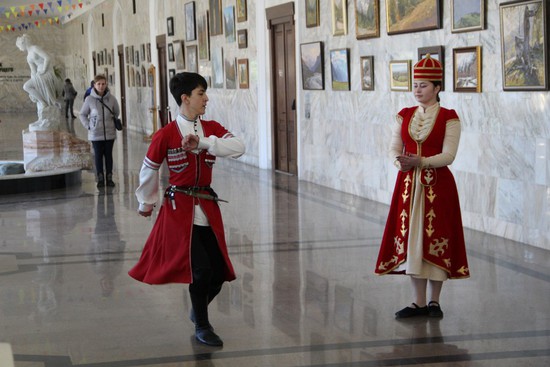«Убыхский танец» показали студенты колледжа им. А.А. Даурова из КЧР. Миннац