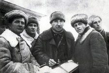 Генерал Лев Доватор (справа) и генерал Исса Плиев (в центре)  на рекогносцировке местности. 1941 год
