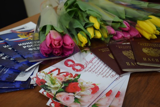 Женщинам 7 марта вручали паспорта. Управление МВД России по городу Ставрополю