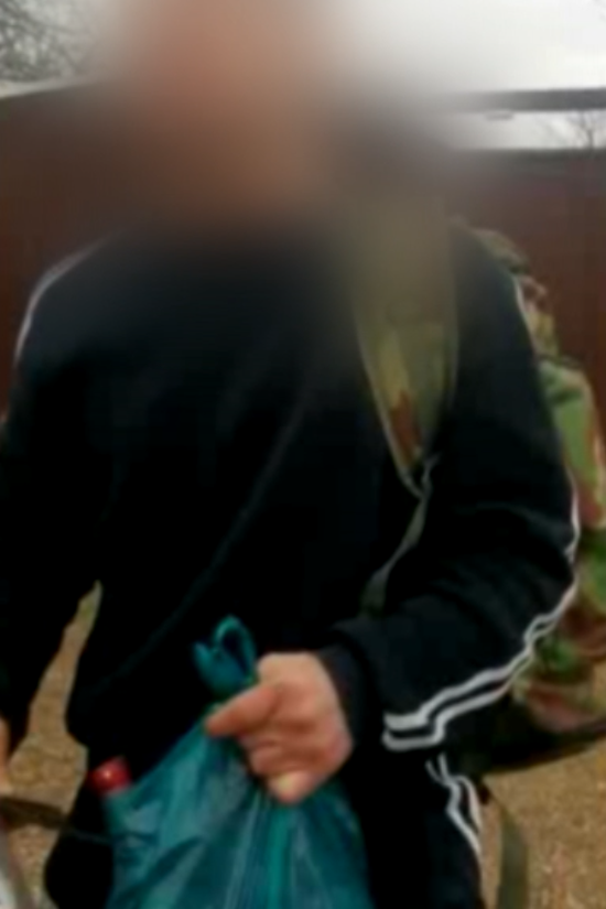 Мужчина, забывший сумку на обочине. Скриншот из видео УГИБДД ГУ МВД России по Ставрополью 