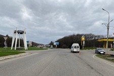 На кругу под Пятигорском столкнулись иномарка и пассажирский автобус. Фото ГИБДД СК