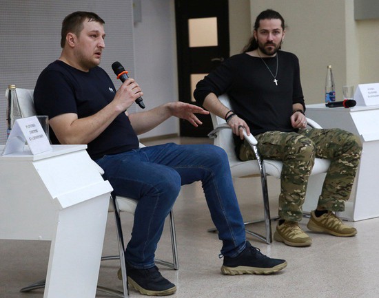 На вопросы отвечал военный журналист Дмитрий Радченко. Управление по информации и связям с общественностью СКФУ