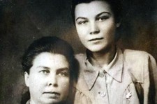 Валентина Ионовна Туренская с дочерью Еленой. 1952 год (фото из семейного архива Елены Сергеевны Туренской)