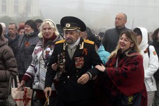 Ветеран войны Григорий Башкатов после торжественного парада