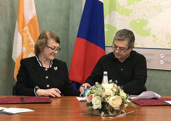 Подписание одного из договоров о сотрудничестве между медицинским учреждением и туристическим оператором Ставрополя