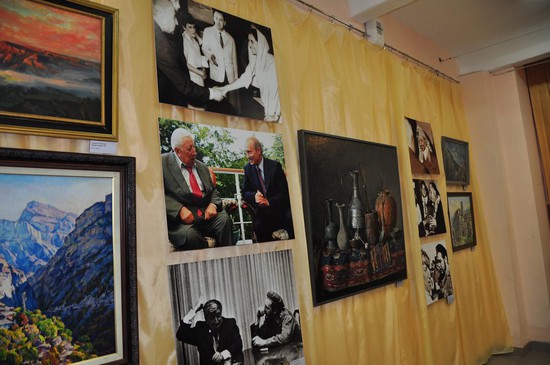 В экспозиции представлены фото и художественные работы