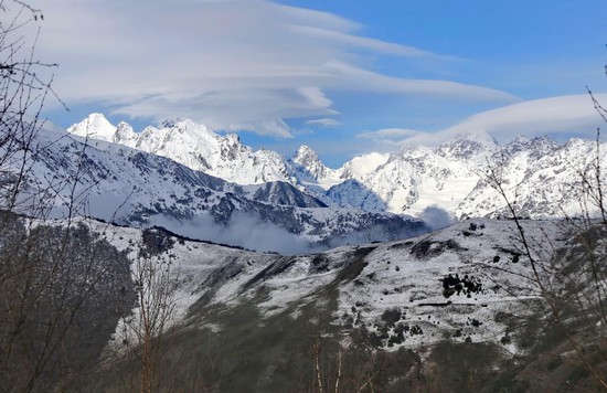 Вершины Цейского района под линзообразными облаками