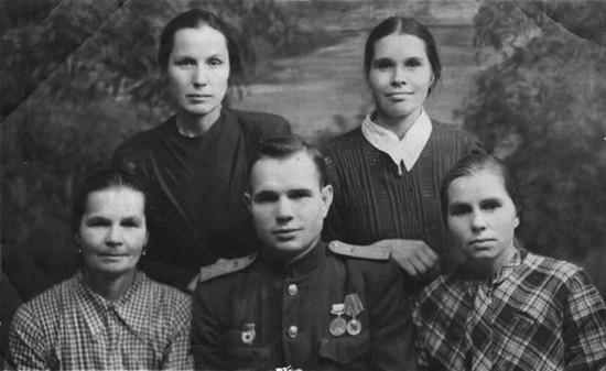 Иван Скоморохов и его сестры Клавдия, Елена, Антонина и Пелагея