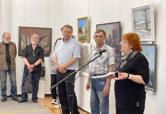 Директор музея Зоя Белая представила собравшимся  художников Дмитрия Гончарова и Игоря Благотина